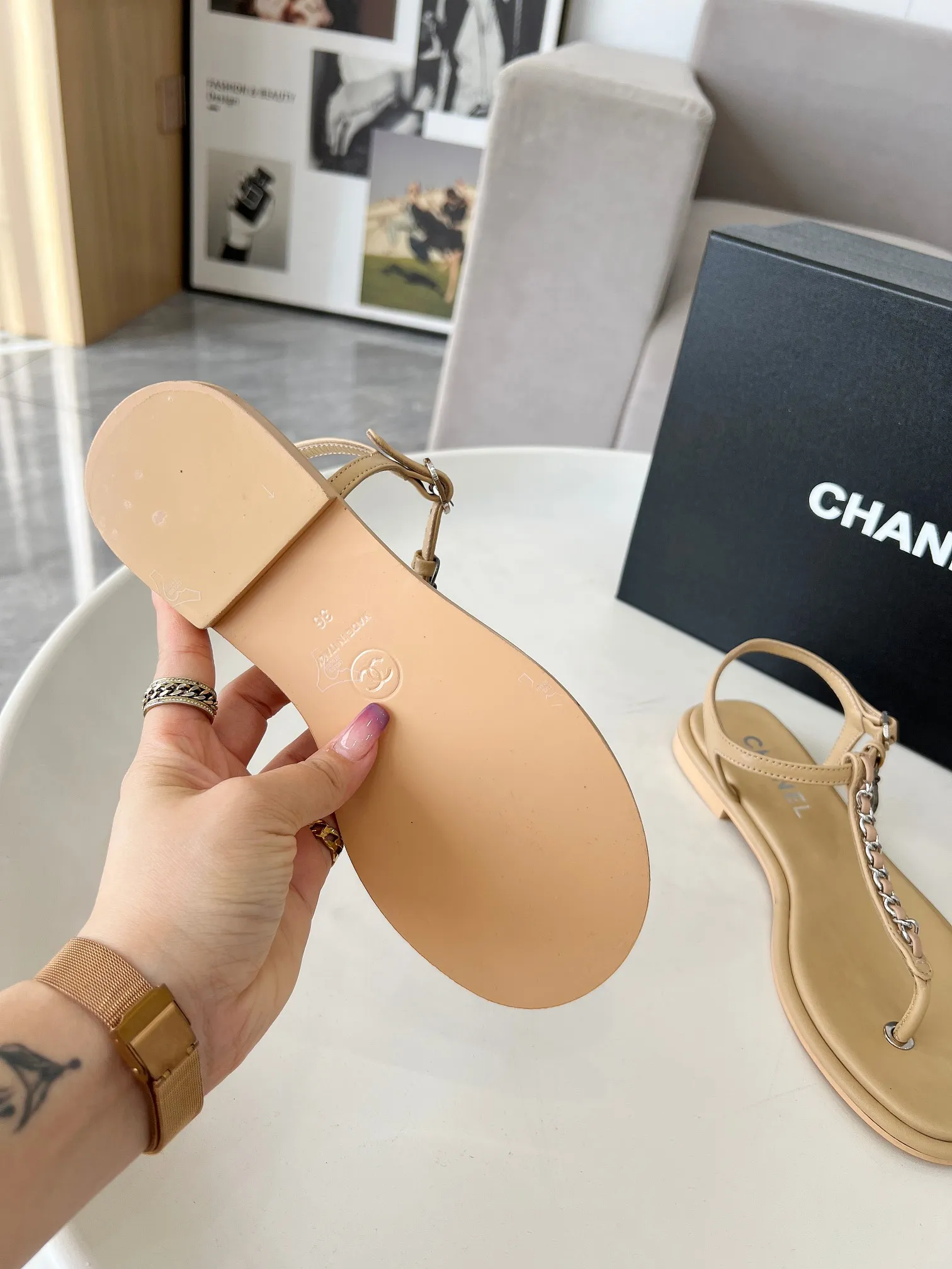 👟👟Ex-factory price 440👟👟 Genuine leather sole +40 CHANEL2025 Xiaoxiang new classic flip-up sandals👡 👄Original 1:1 molded logo🧡Exudes lasting charm Xiaoxiang sandals👡Vivid intellectual elegance👥Brings out the unique beauty of women👩‍🦰 Fabric: Sheepskin Lining: Imported sheepskin , Outsole: rubber outsole (leather outsole) Color: black/apricot/white, code number: 35-40 (41-41 customization is non-returnable and non-exchangeable): leather outsole, rubber sole